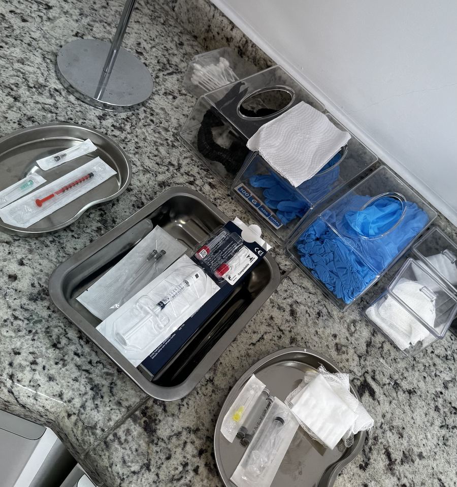 Bandejas com materiais descartáveis lacrados preparados para o atendimento