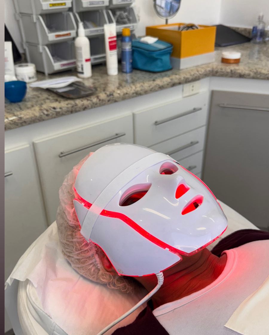 Sessão de LED terapia com máscara facial